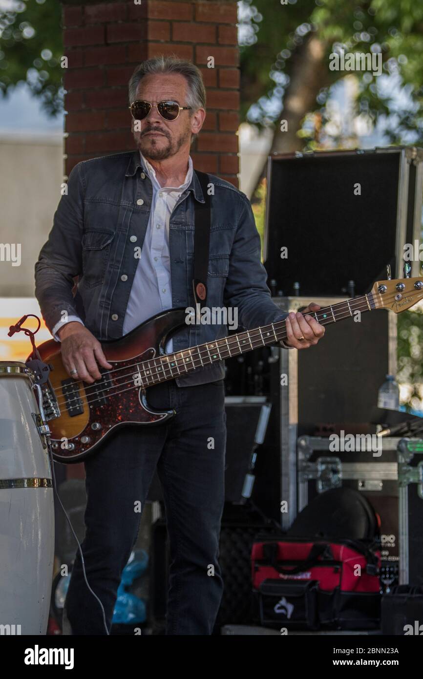 Bassist, in Band, spielt bei einem Konzert im Freien. Stockfoto