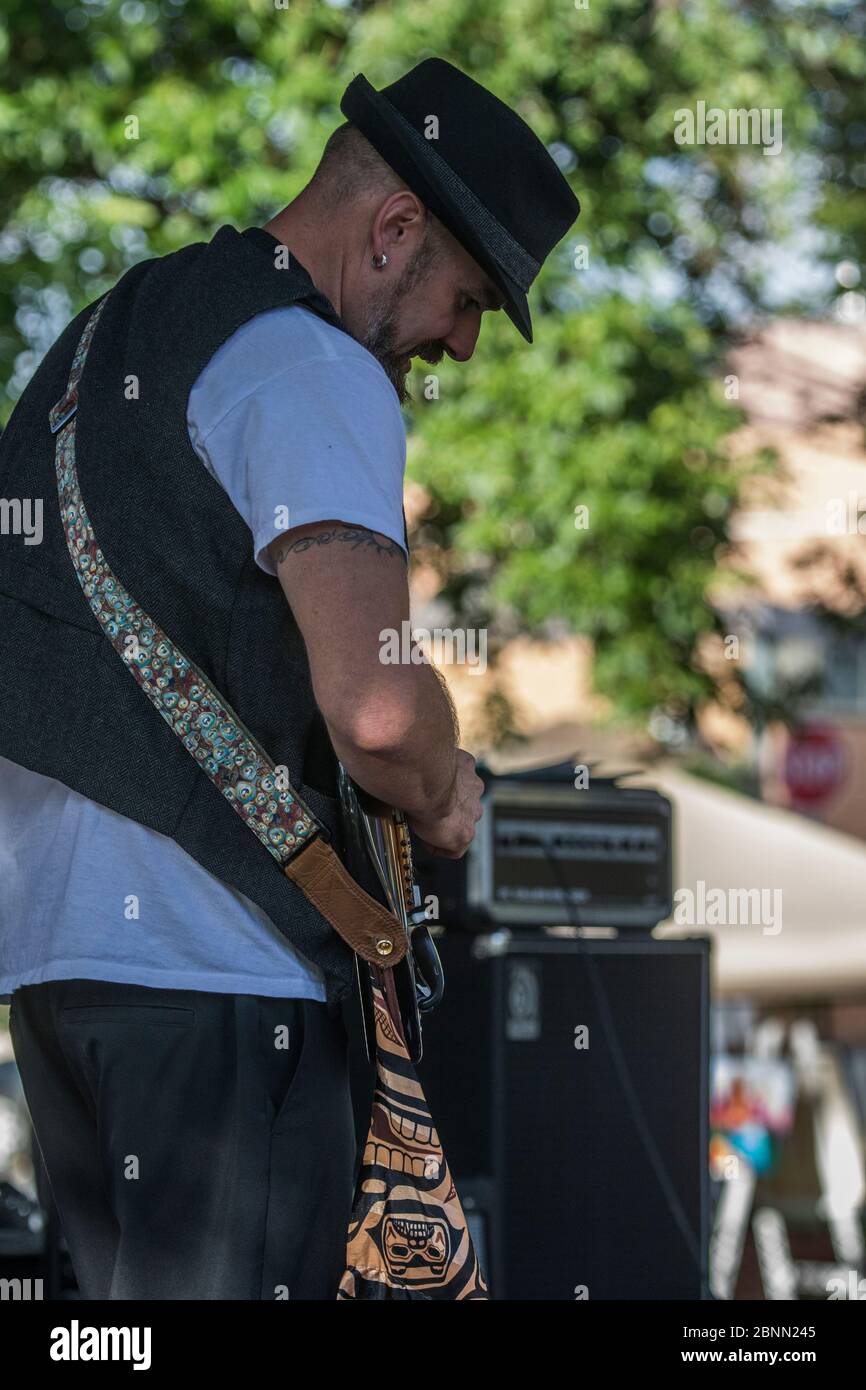 Lead-Gitarrist bei einem Konzert im Freien, spielt einen Fender stratocaster. Stockfoto