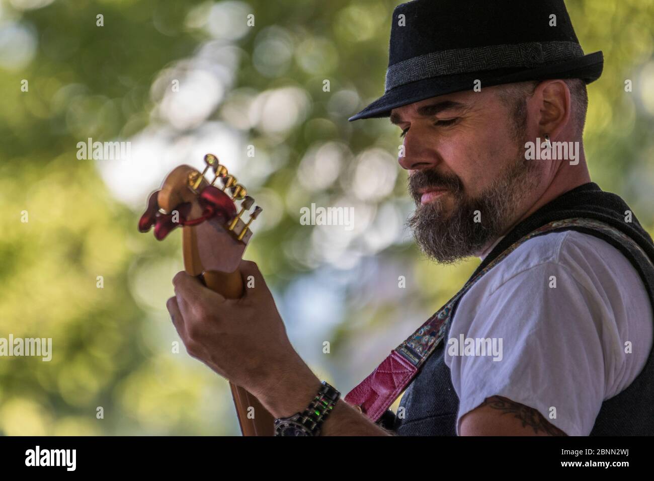 Lead-Gitarrist bei einem Konzert im Freien, spielt einen Fender stratocaster. Stockfoto