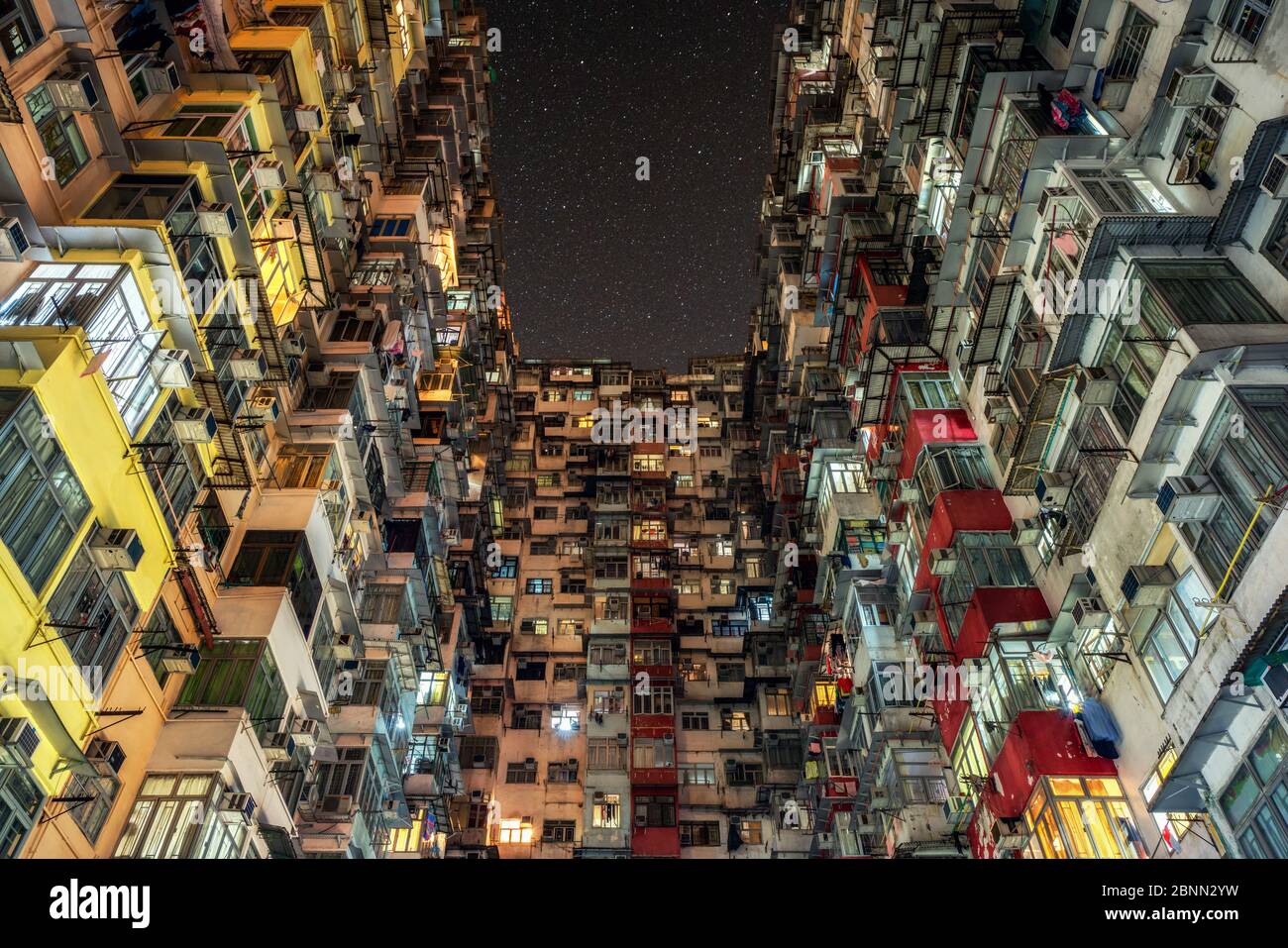 China, Hongkong, dicht besiedelter Innenhof am Abend Stockfoto