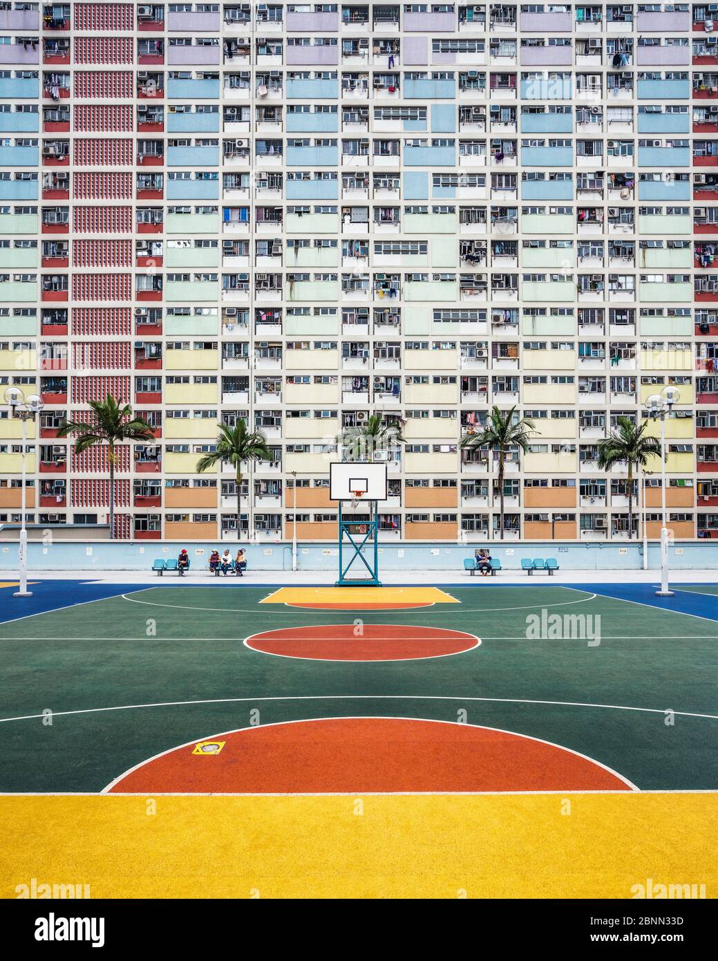 China, Hongkong, farbenfrohe Farben im Innenhof auf dem Sportplatz Stockfoto
