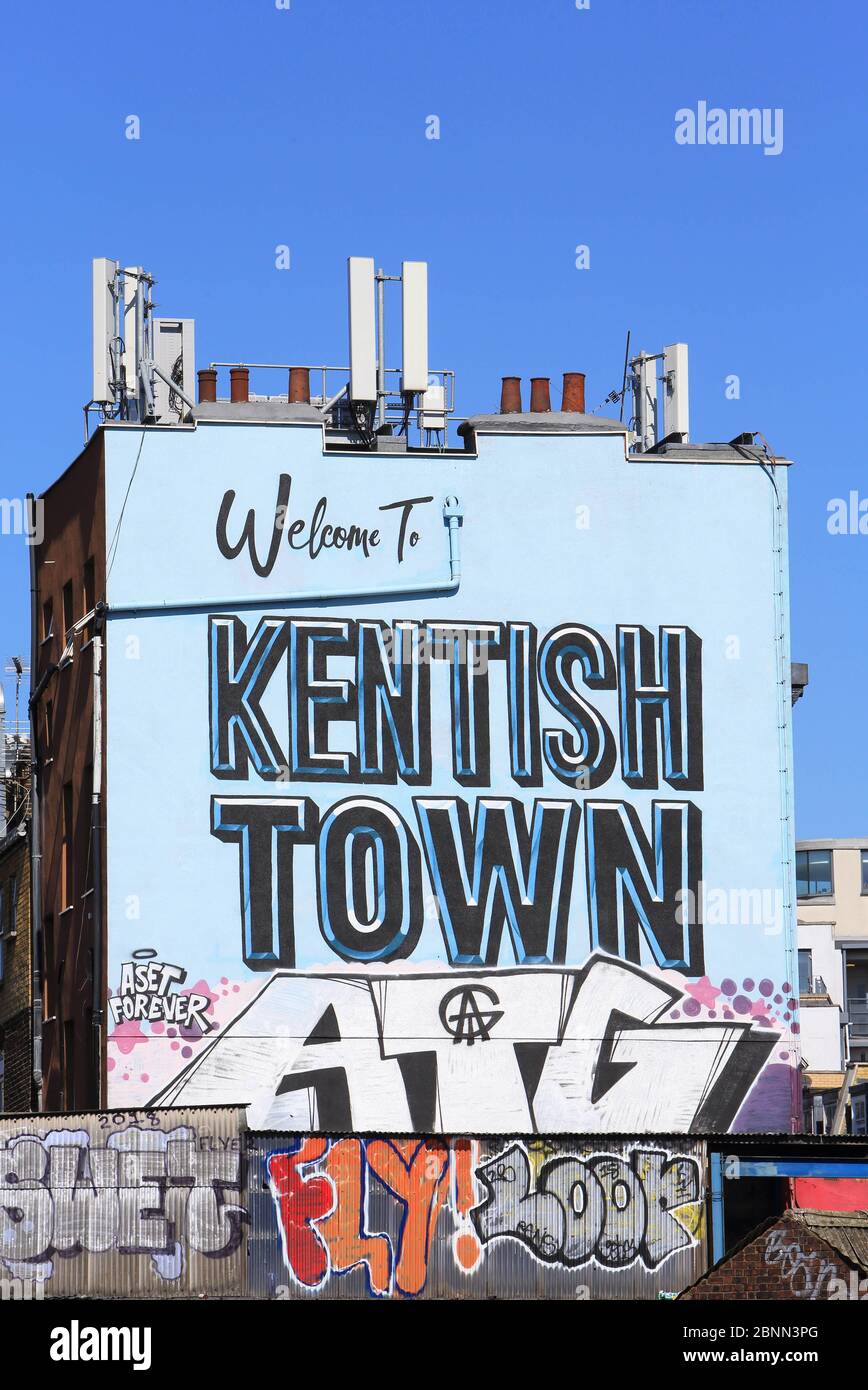 'Welcome to Kentish Town' Wandbild an der Seite eines Hauses an der Highgate Road, im Norden Londons, Großbritannien Stockfoto