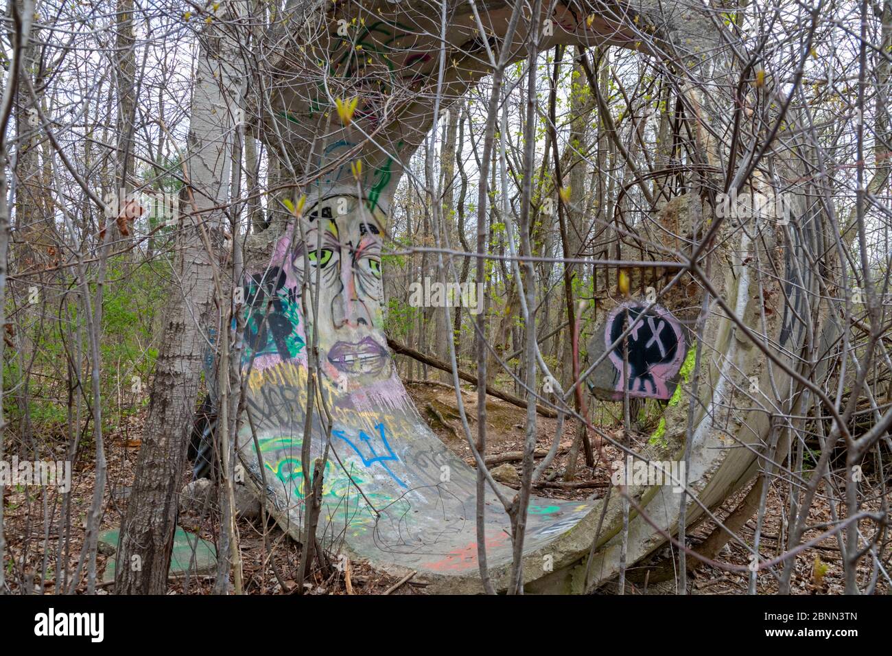 Washington Township, Michigan - EIN Stück Beton culvert, mit graffici bedeckt, in den Wäldern von Stony Creek Metropark. Stockfoto
