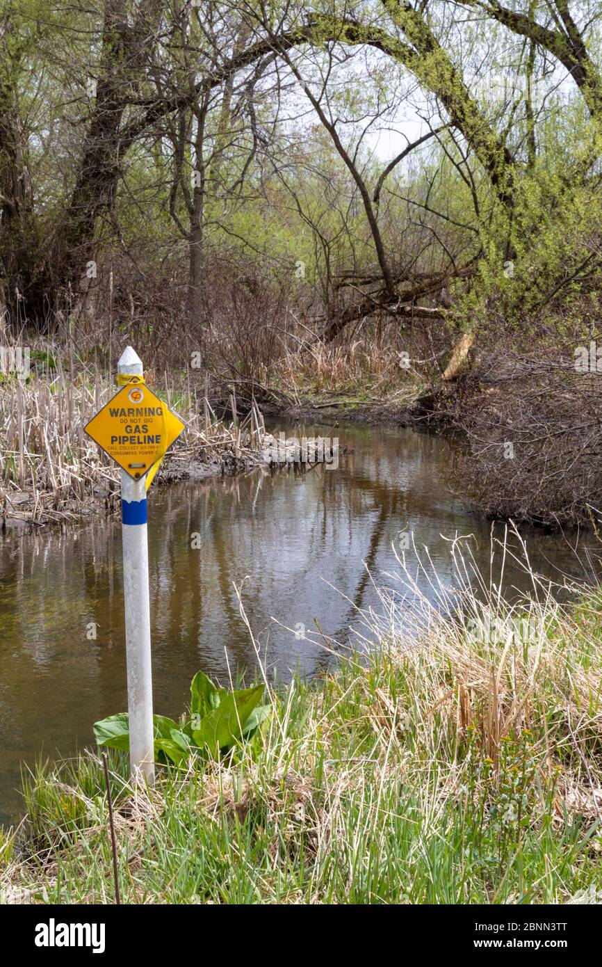 Washington Township, Michigan - EIN Schild markiert den Weg einer Verbraucher-Power-Gas-Pipeline, wie es Stony Creek in Stony Creek Metropark überquert. Stockfoto
