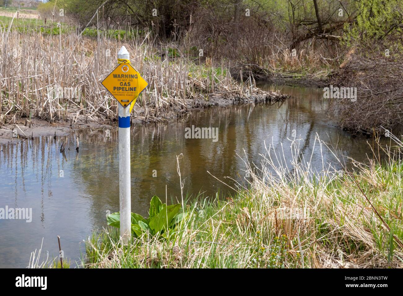 Washington Township, Michigan - EIN Schild markiert den Weg einer Verbraucher-Power-Gas-Pipeline, wie es Stony Creek in Stony Creek Metropark überquert. Stockfoto