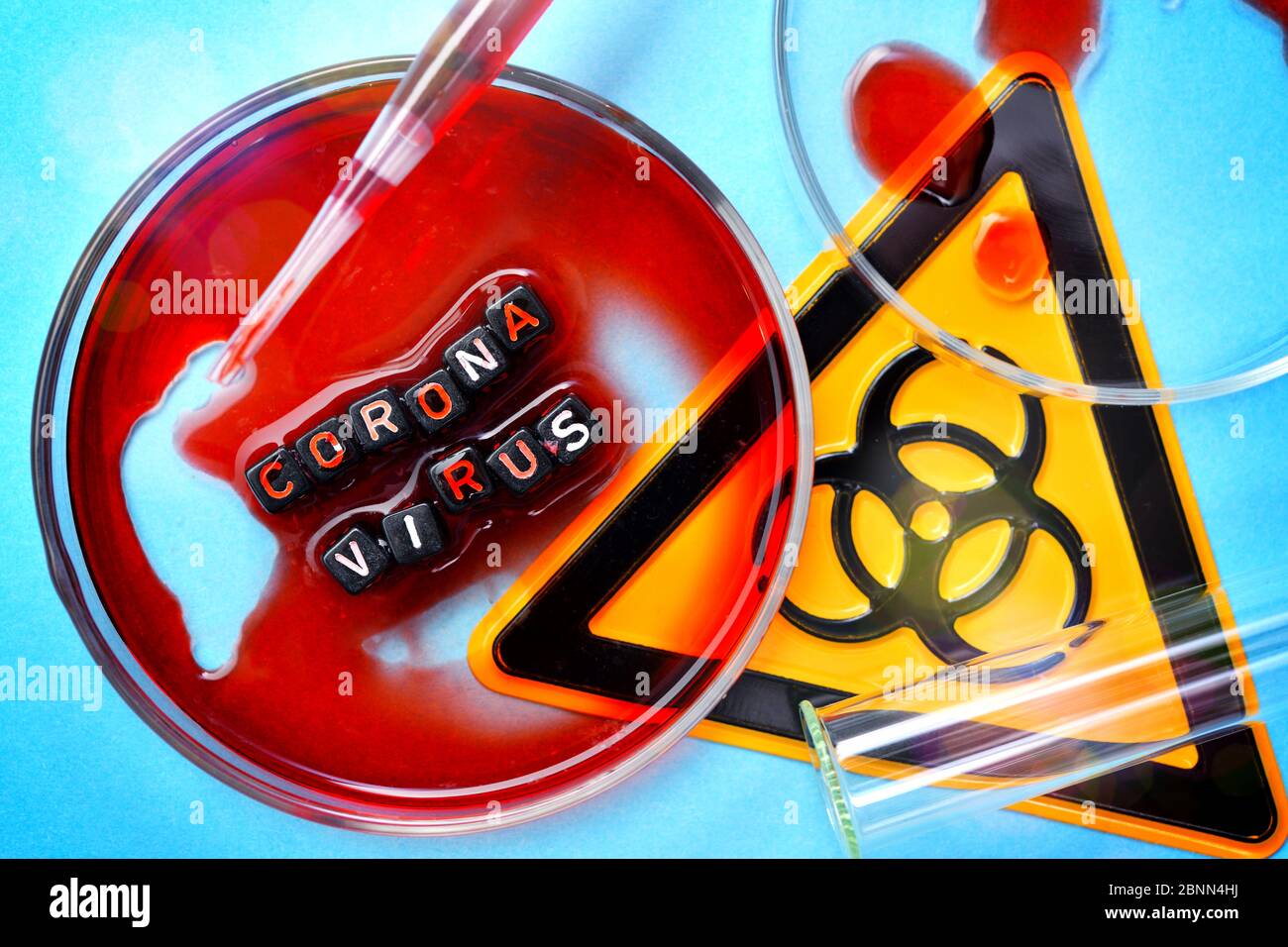 Biohazard Schild, Petrischale und Reagenzglas mit dem Schriftzug Coronavirus, symbolisches Foto Coronavirus Stockfoto