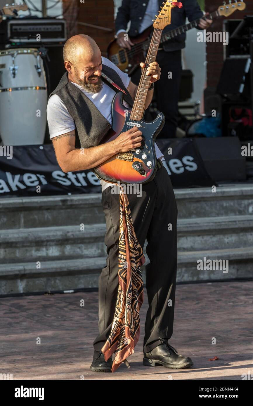 Lead-Gitarrist bei einem Konzert im Freien, spielt einen Fender stratocaster. Stockfoto
