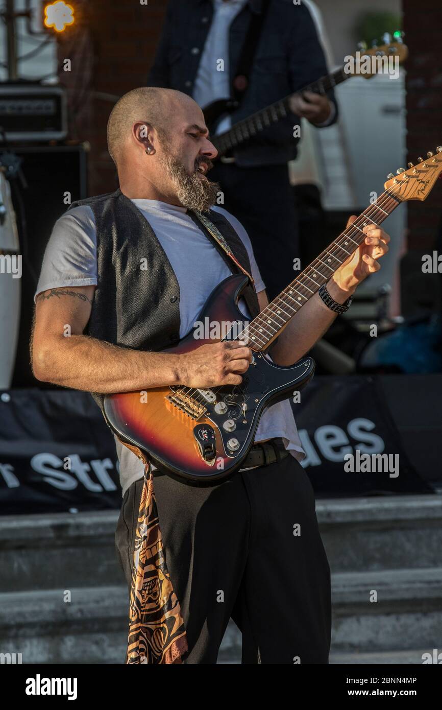 Lead-Gitarrist bei einem Konzert im Freien, spielt einen Fender stratocaster. Stockfoto