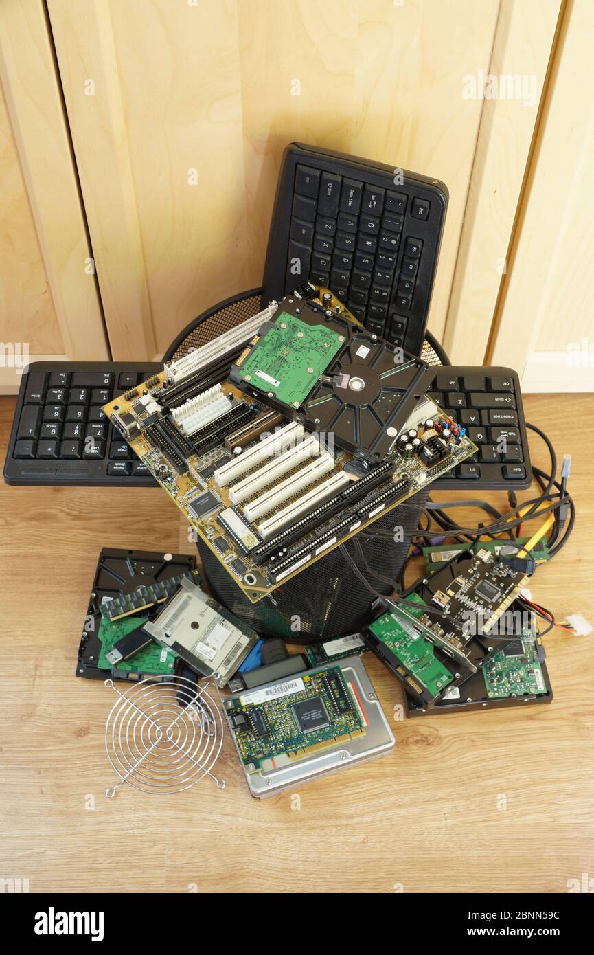 Ein Haufen gebrauchter Computerteile in einem Mülleimer. Stockfoto