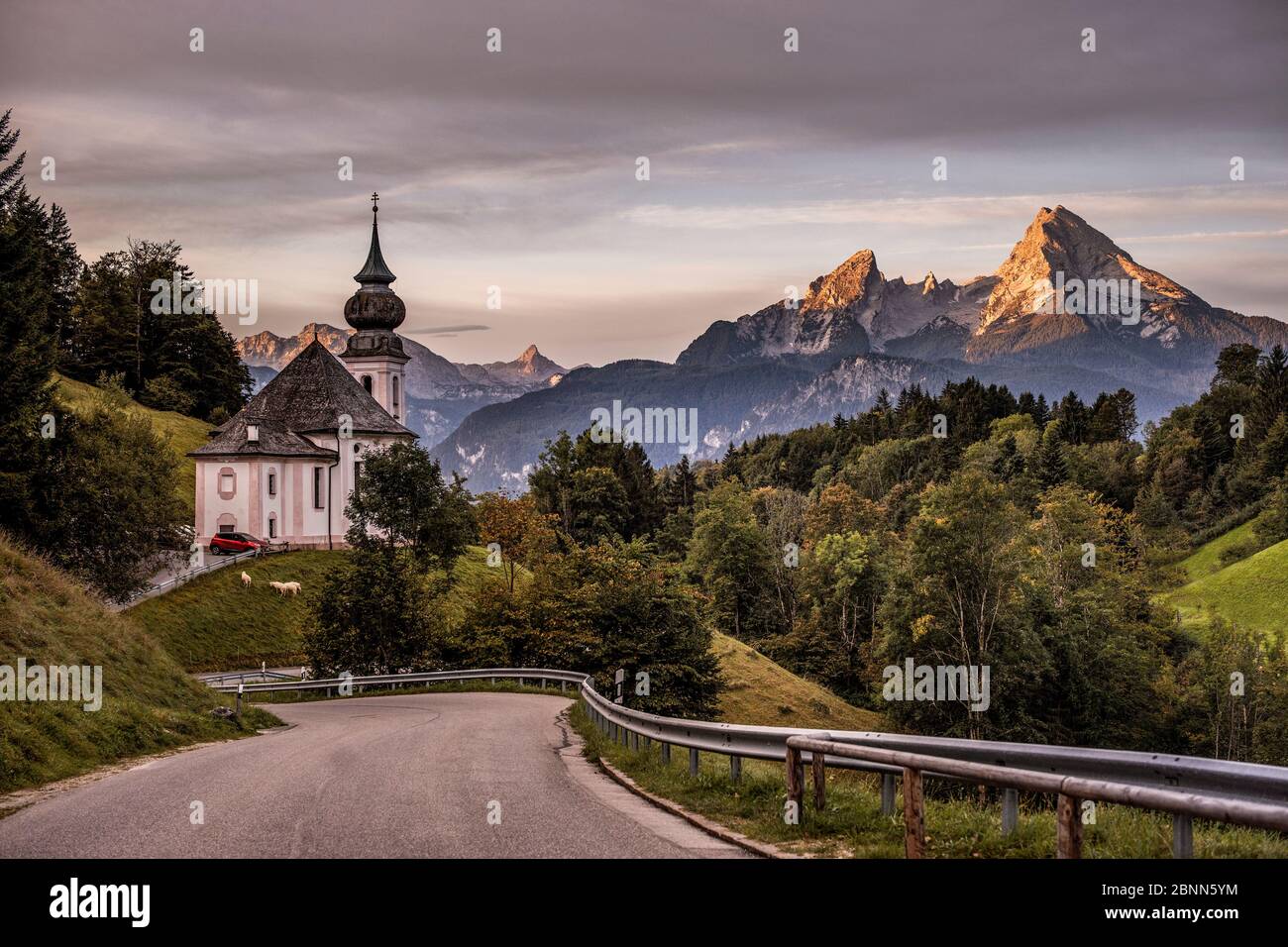 Idyllische Landstraße in Deutschland, Bayern, Oberbayern, Berchtesgadener Land, Berchtesgaden Stockfoto