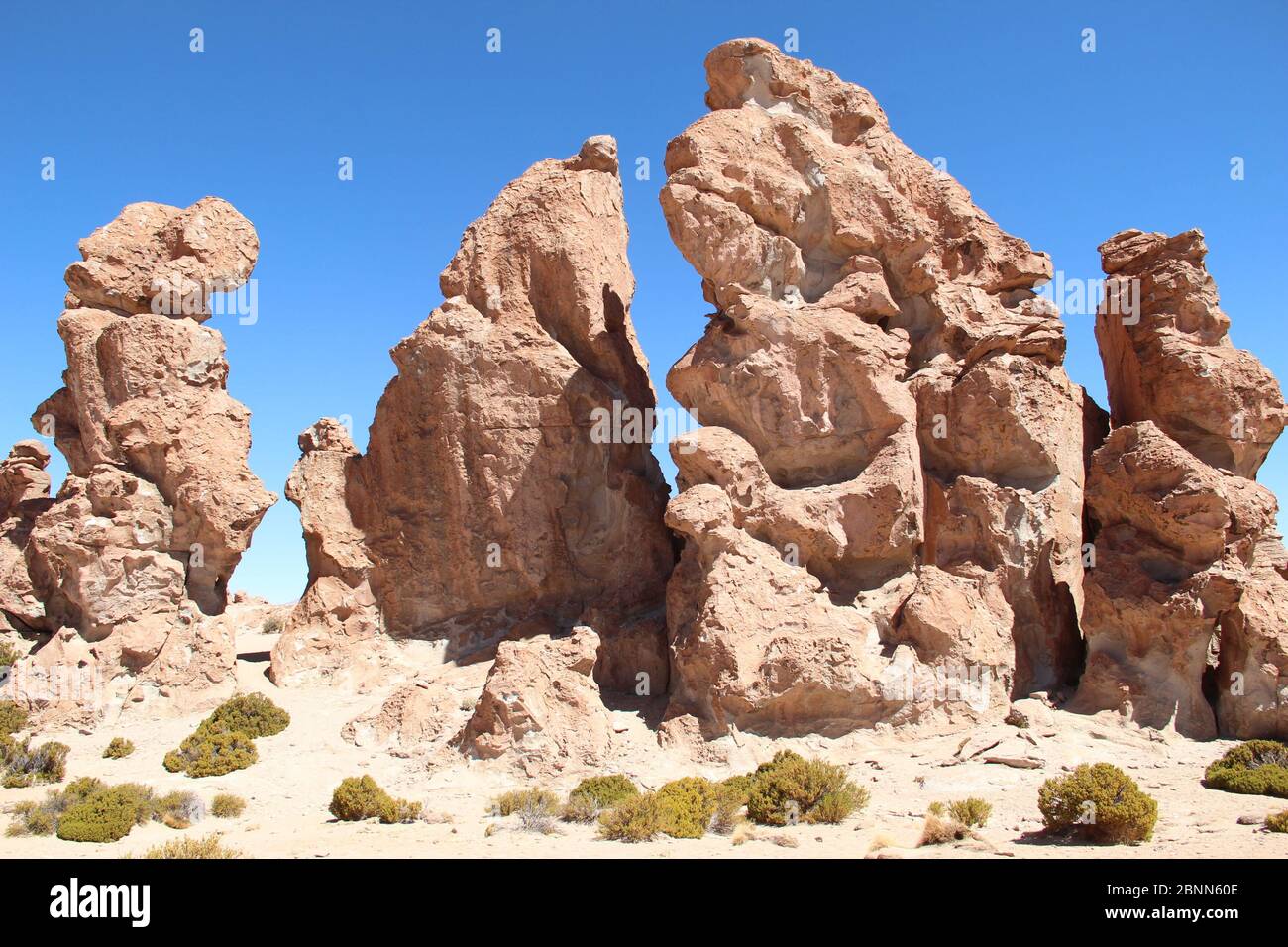 Interessante Felsformationen durch die Winderosion des Landes auf dem bolivianischen Altiplano im Südwesten Boliviens Stockfoto