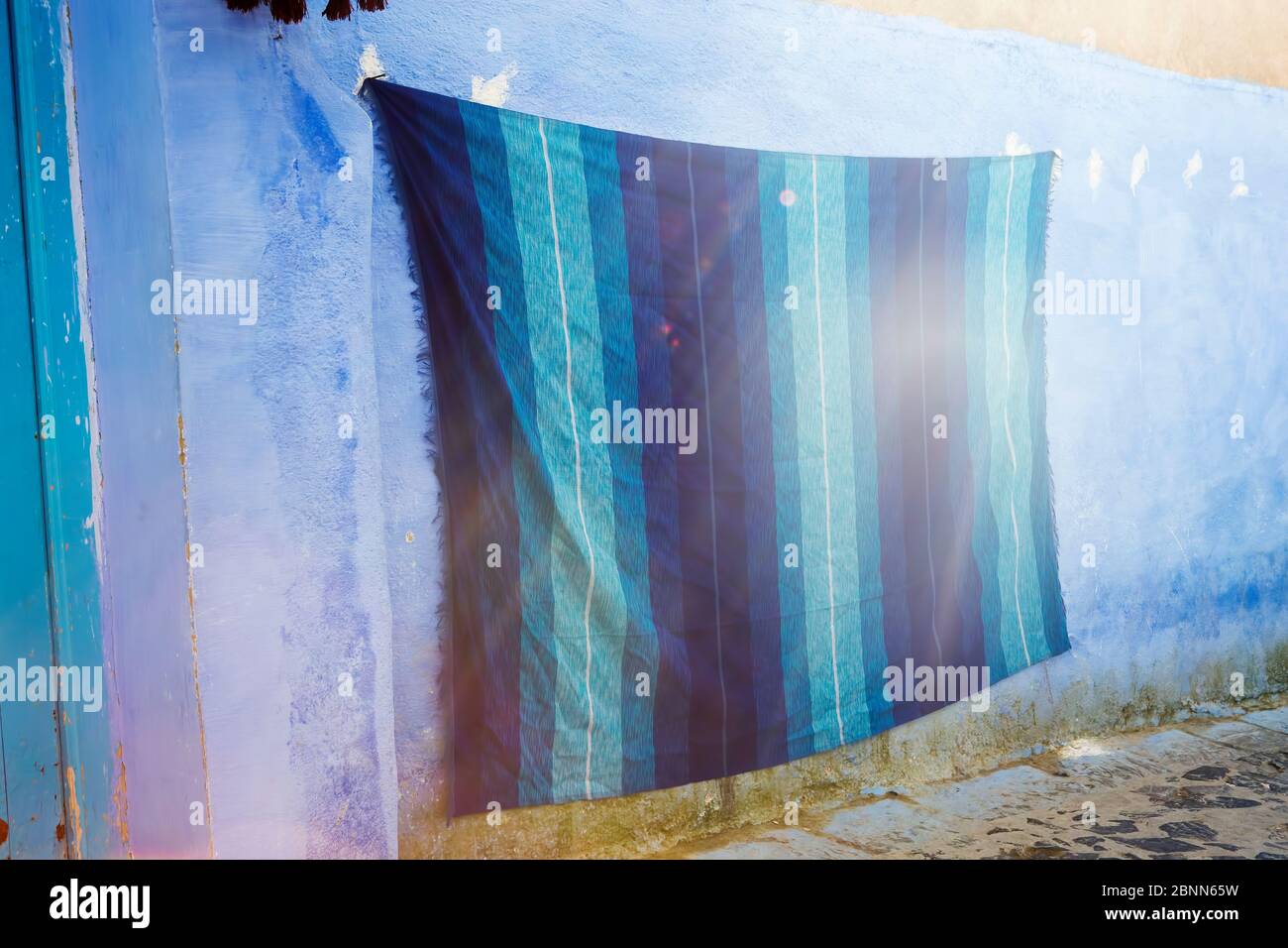 Chefchouen Marokkanischen blauen Cit Teppich auf der Straße Stockfoto