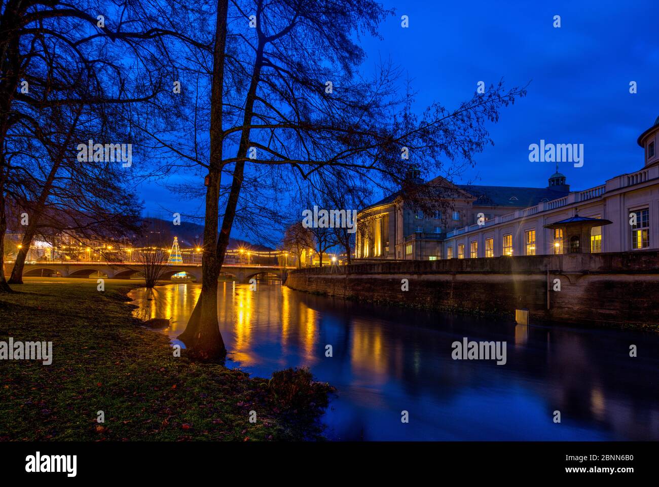 Größter Bierkasten Weihnachtsbaum, Weltrekord, Regentenbau, Ludwigsbrücke, Fränkische Saale, Bad Kissingen, Franken, Bayern, Deutschland, Europa Stockfoto