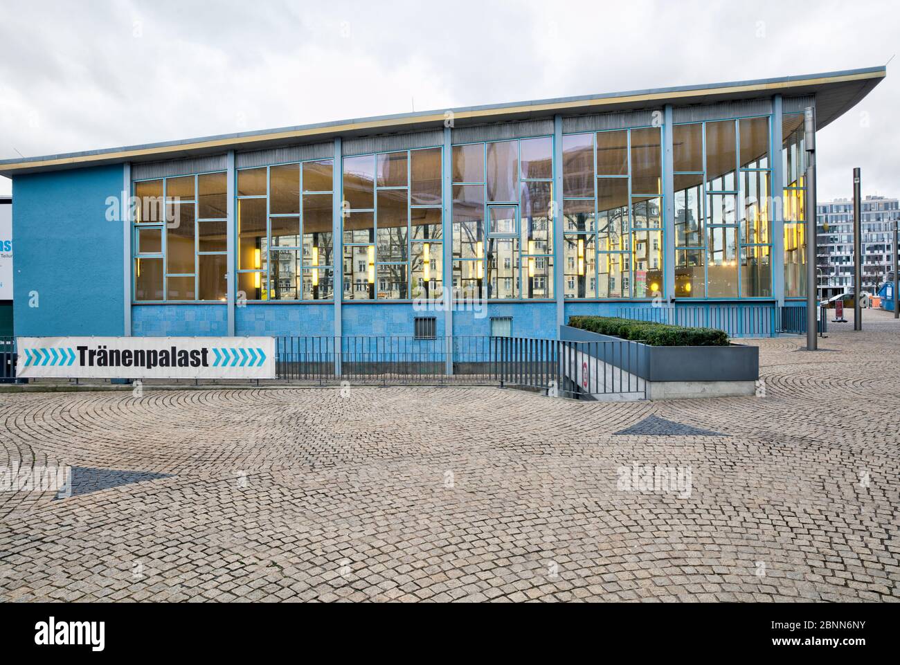 Tränenpalast, ehemalige Austrittshalle, Grenzübergang, Bahnhof Friedrichstraße, Hausfassade, Berlin, Deutschland Stockfoto