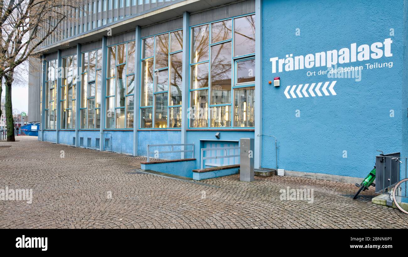 Tränenpalast, ehemalige Austrittshalle, Grenzübergang, Bahnhof Friedrichstraße, Hausfassade, Berlin, Deutschland Stockfoto
