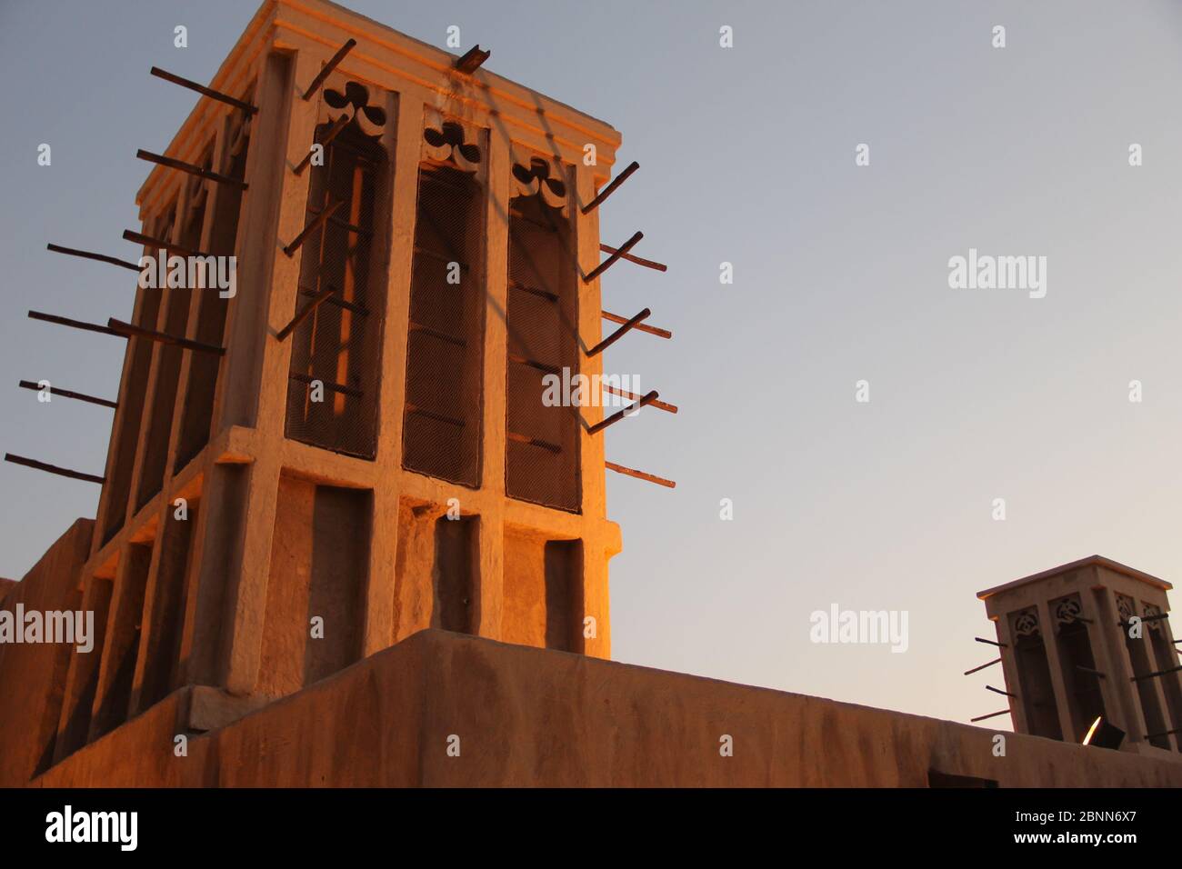 Windturm bei Sonnenuntergang im Haus von Sheikh Saeed Al Maktou in Dubai, Vereinigte Arabische Emirate, der ehemaligen Residenz von Saeed bin Maktoum Al Maktoum. Stockfoto