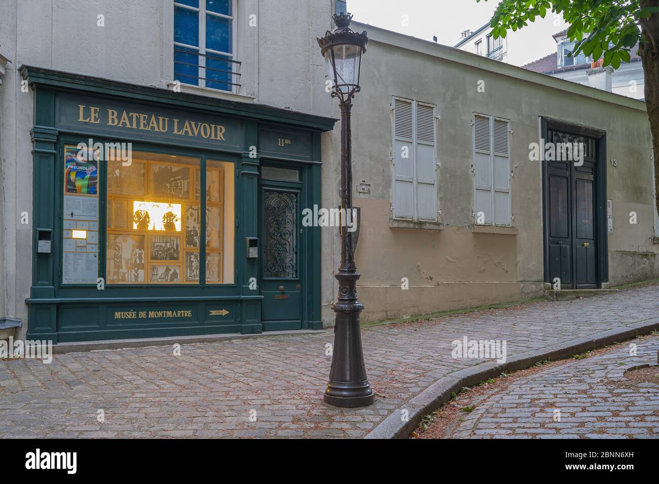 Paris, Frankreich - 05 09 2020: Montmartre. Platzieren Sie Emile Goudeau während der Haft gegen Coronavirus Stockfoto