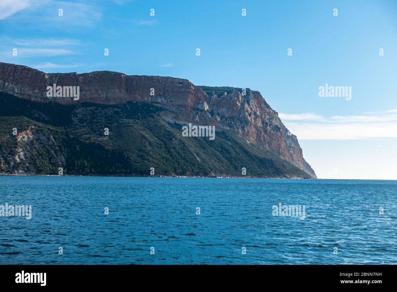 Blick auf Cap Canaille mit Blick auf das Mittelmeer SE. Es ist die höchste Klippe Frankreichs in der Nähe von Cassis Stockfoto