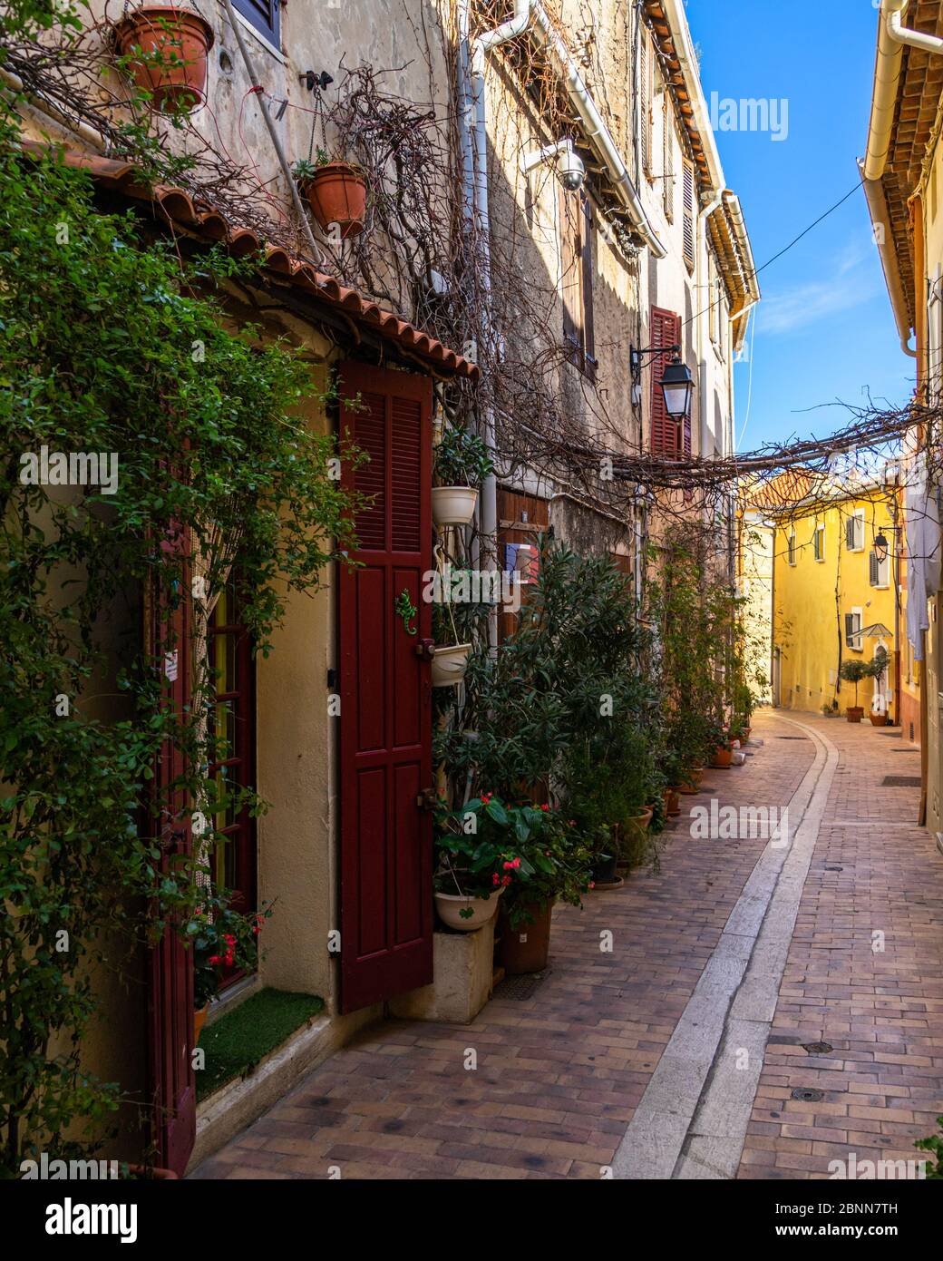 Eine bunte schmale Straße in der malerischen Ferienort Cassis in Südfrankreich Stockfoto