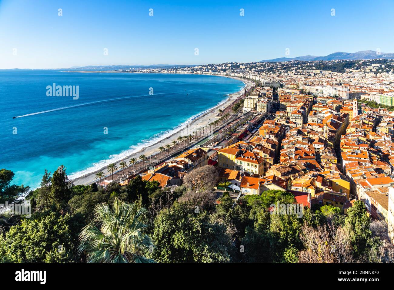 Breites Panorama von Nizza, der größten Stadt der Cote d'Azur und einem beliebten Touristenziel, Frankreich Stockfoto