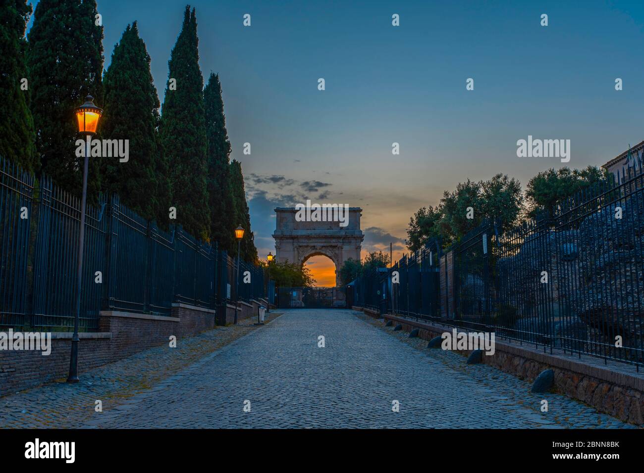 Via Sacra und Arco di Tito bei Sonnenuntergang (Sacred Street und Titus-Bogen) Stockfoto