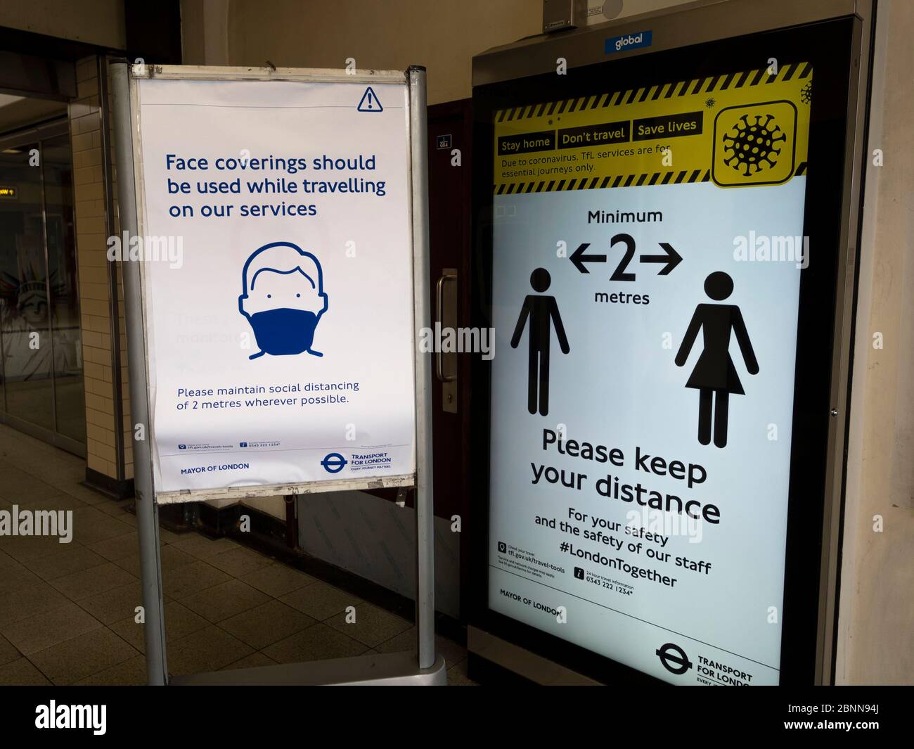 London. GROSSBRITANNIEN. Mai 2020. Foto von sozialen Wegweisern und Reiseinformationen an der Embankment Station. Bleiben Sie wachsam. Stockfoto