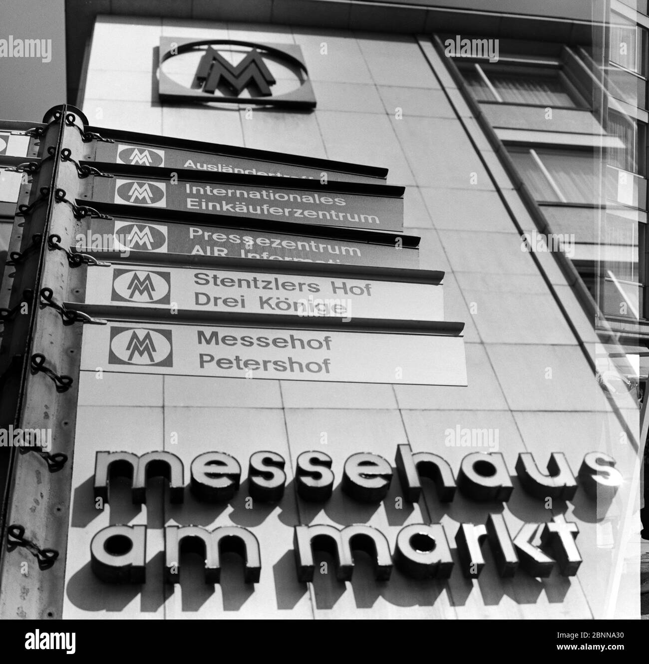 Herbstmesse 1968 in Leipzig, Anschreiben am Messehaus auf dem Markt in der Petersstraße für Messebesucher Stockfoto