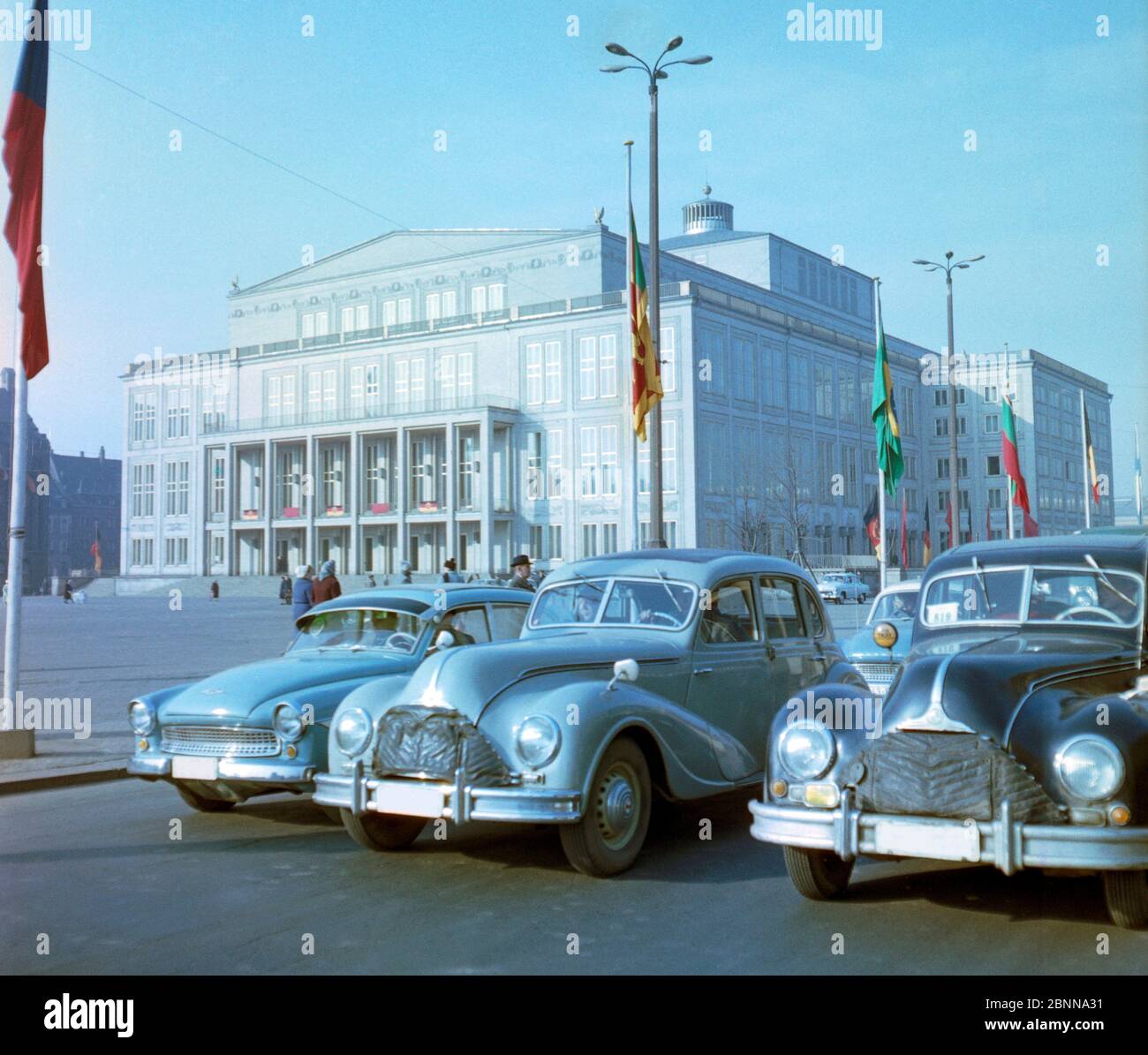 Um 1968 Leipzig zur Zeit der Messe, zeitgenössischer Verkehr auf dem Karl-Marx-Platz vor dem Gebäude der Leipziger Oper Stockfoto