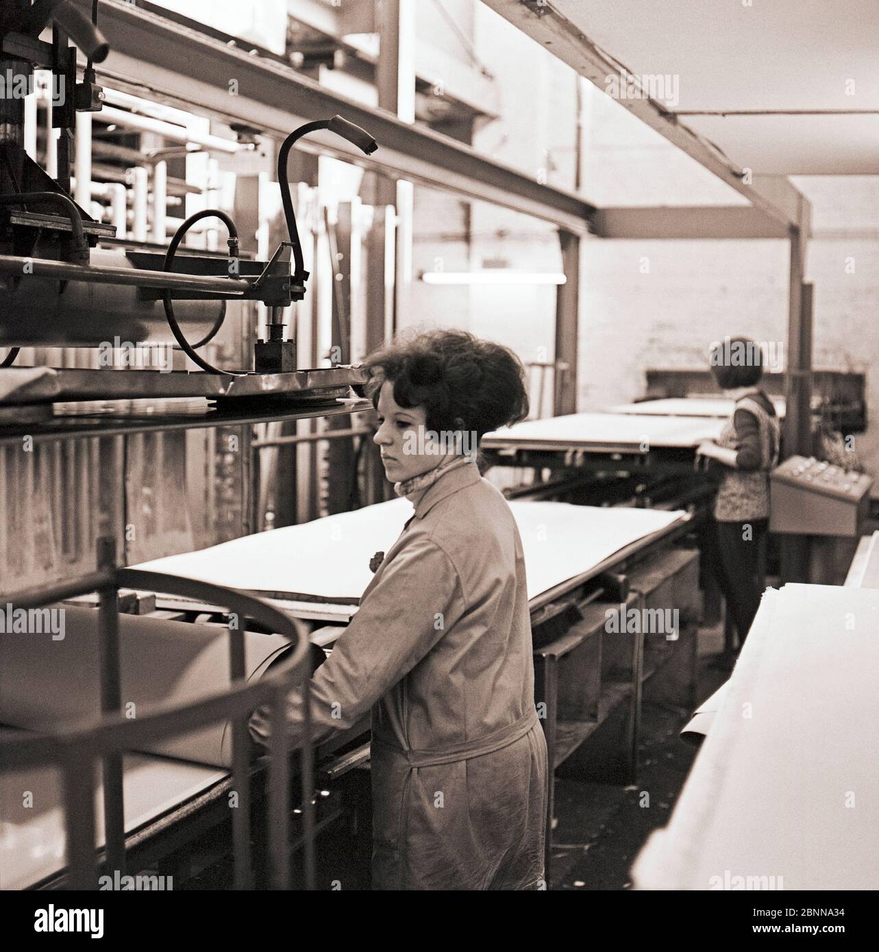 Junge Frauen bei der Arbeit in einer Kartonfabrik aus der DDR-Zeit um 1968 Stockfoto