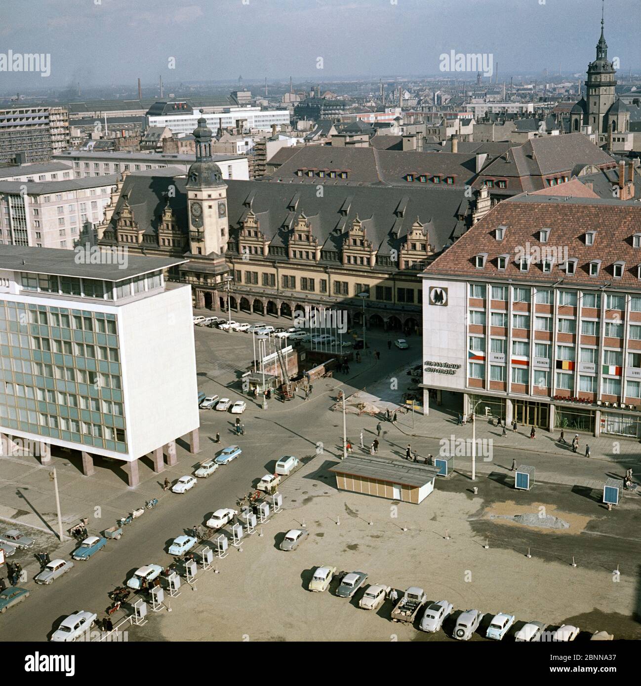 Blick vom Turm der Thomaskirche auf die Leipziger Innenstadt auf den Markt, das alte Rathaus, das neue Messeamt und die Messehalle auf dem Markt, rechts die Nikolaikirche Stockfoto
