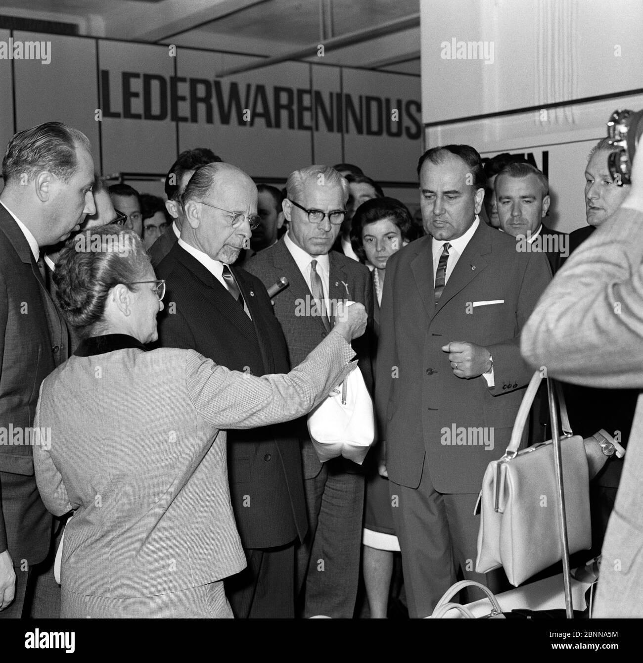 DDR-Landesratsvorsitzender Walter Ulbricht mit Lotte Ulbrich, Willi Stoph und weiteren Funktionären auf einer Führung durch die Messe auf der Herbstmesse 1966 in Leipzig Stockfoto