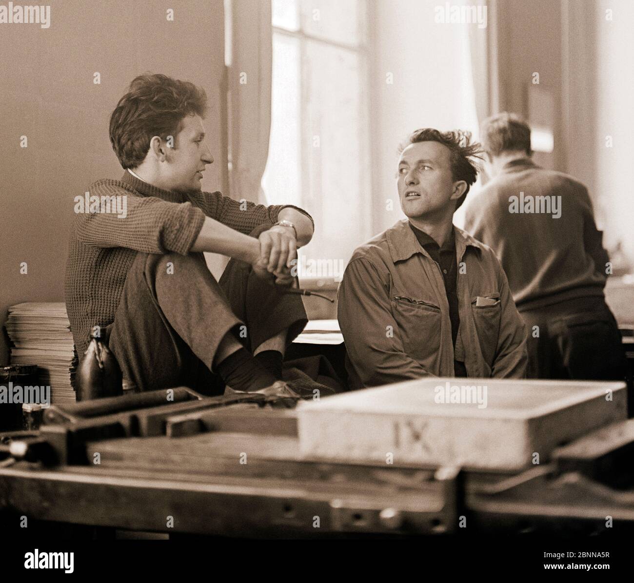 Zwei Professoren der legendären Hochschule für Grafik und Buchkunst Leipzig, die Maler, Grafiker, Holzschnitzer, Bildhauer und Bildhauer Frank Ruddigkeit und Rolf Kurth, im Gespräch in den Werkstätten des HGB. Stockfoto