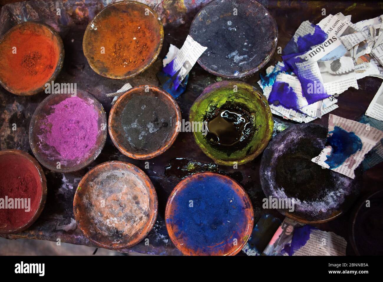 Bunte Pigmentfarbstoffe in Schalen, Marrakesch, Marokko Stockfoto