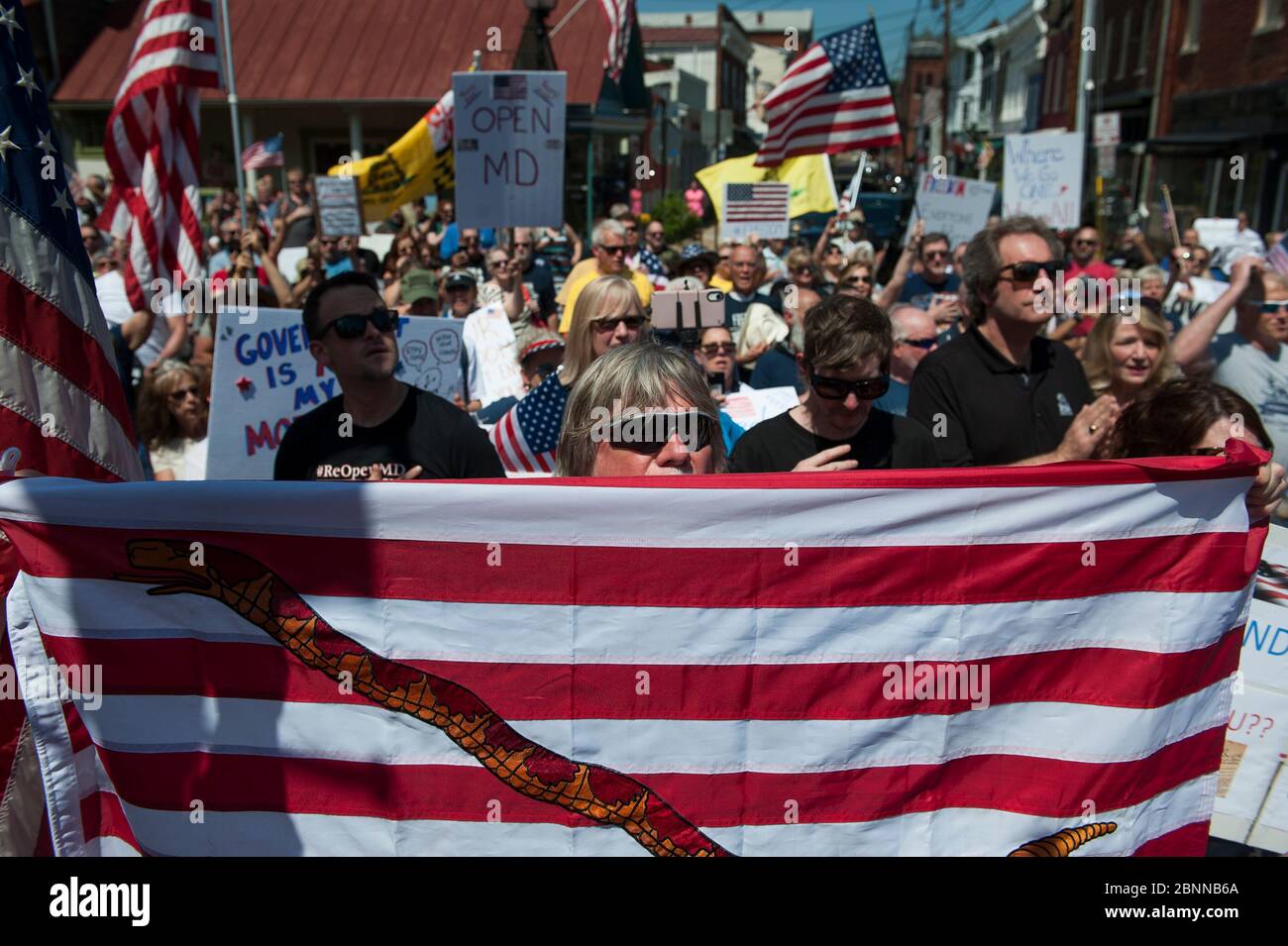 Annapolis, Maryland, USA. Mai 2020. Die Menge nimmt sich Zeit für das Singen der Nationalhymne und das Versprechen der Allegiance, während Hunderte von Menschen an einem Re-Open Maryland Protest auf dem Gelände des Maryland Statehouse in Annapolis, MD., Freitag, 15. Mai 2020 teilnehmen. Der Gouverneur von Maryland Larry Hogan setzt heute um 17 Uhr Eastern Standard Time die Phase 1 des COVID-19-Konjunkturplans des Bundesstaates um. (Foto: Rod Lampey Jr./SIPA USA) Quelle: SIPA USA/Alamy Live News Stockfoto