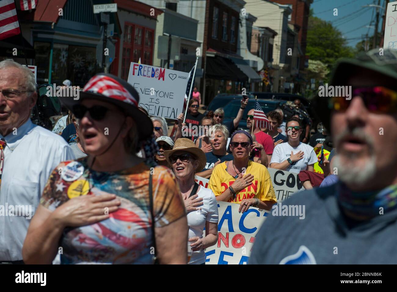 Annapolis, Maryland, USA. Mai 2020. Die Menge nimmt sich Zeit für das Singen der Nationalhymne und das Versprechen der Allegiance, während Hunderte von Menschen an einem Re-Open Maryland Protest auf dem Gelände des Maryland Statehouse in Annapolis, MD., Freitag, 15. Mai 2020 teilnehmen. Der Gouverneur von Maryland Larry Hogan setzt heute um 17 Uhr Eastern Standard Time die Phase 1 des COVID-19-Konjunkturplans des Bundesstaates um. (Foto: Rod Lampey Jr./SIPA USA) Quelle: SIPA USA/Alamy Live News Stockfoto