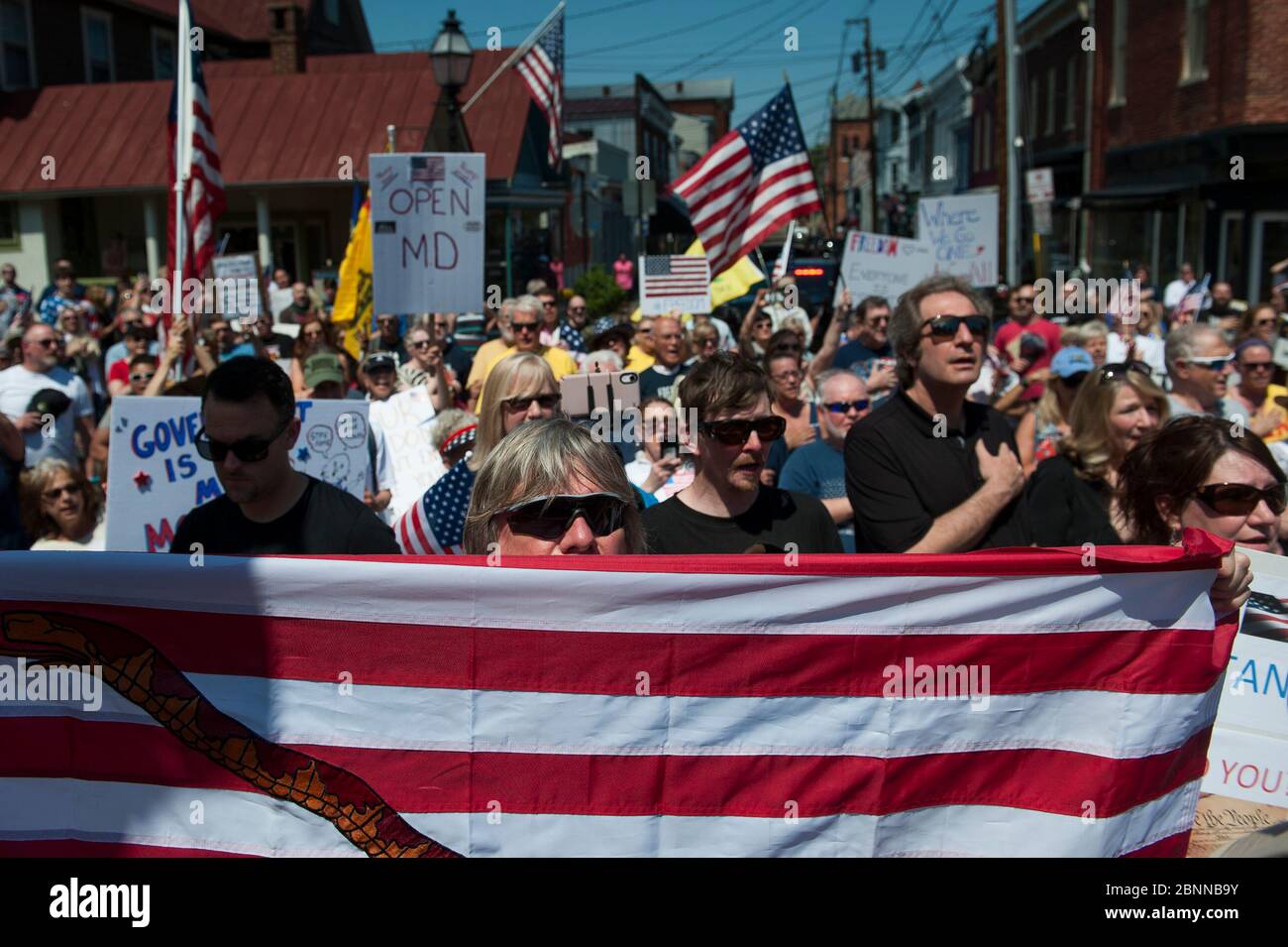 Annapolis, Maryland, USA. Mai 2020. Die Menge nimmt sich Zeit für das Singen der Nationalhymne und das Versprechen der Allegiance, während Hunderte von Menschen an einem Re-Open Maryland Protest auf dem Gelände des Maryland Statehouse in Annapolis, MD., Freitag, 15. Mai 2020 teilnehmen. Der Gouverneur von Maryland Larry Hogan setzt heute um 17 Uhr Eastern Standard Time die Phase 1 des COVID-19-Konjunkturplans des Bundesstaates um. (Foto: Rod Lampey Jr./SIPA USA) Quelle: SIPA USA/Alamy Live News Stockfoto