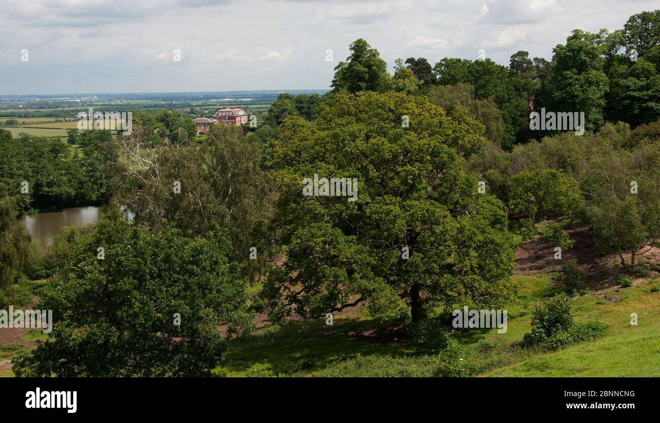 Blick auf das Park House und den See von Green Sand Ridge im Ampthill Park Stockfoto