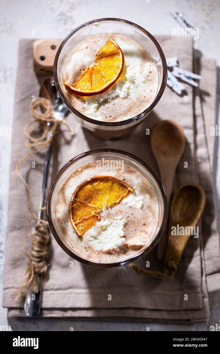 Heiße Schokolade mit getrockneten Orangen.Kakao Getränk.Milch Dessert.leckeres Essen. Stockfoto