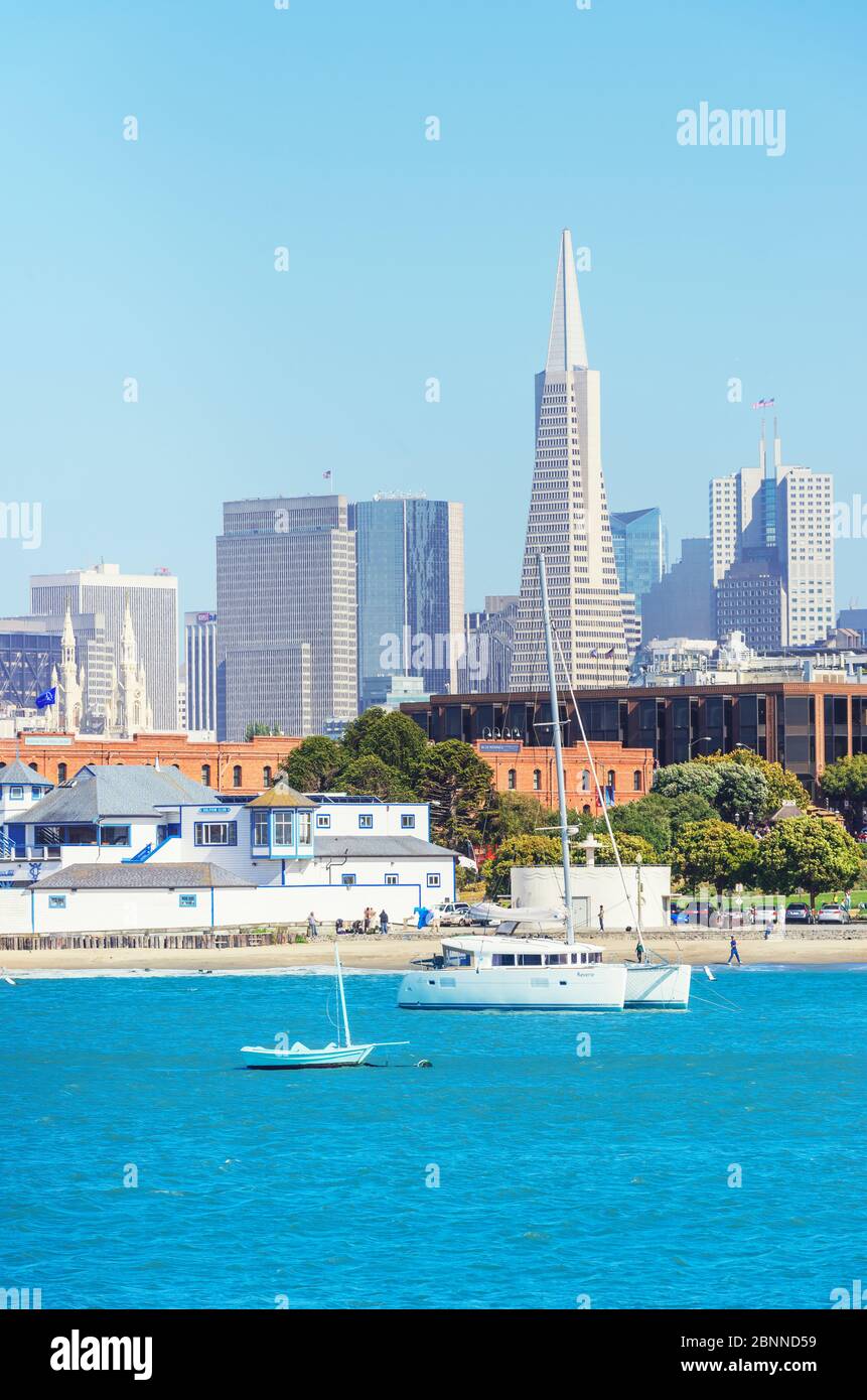 Blick auf die Skyline des Finanzdistrikts vom Maritime Historic Park, San Francisco, Kalifornien, USA Stockfoto