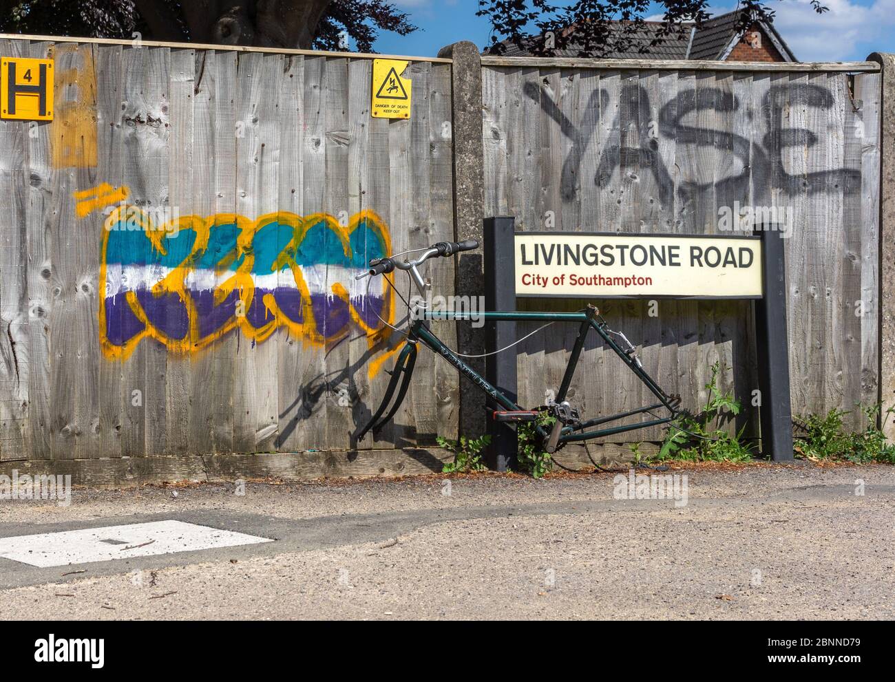 Fahrradrahmen ohne Räder, die an einem Straßenschild befestigt sind, vermutlich nach Diebstahl in der englischen Stadt Southampton, Großbritannien Stockfoto