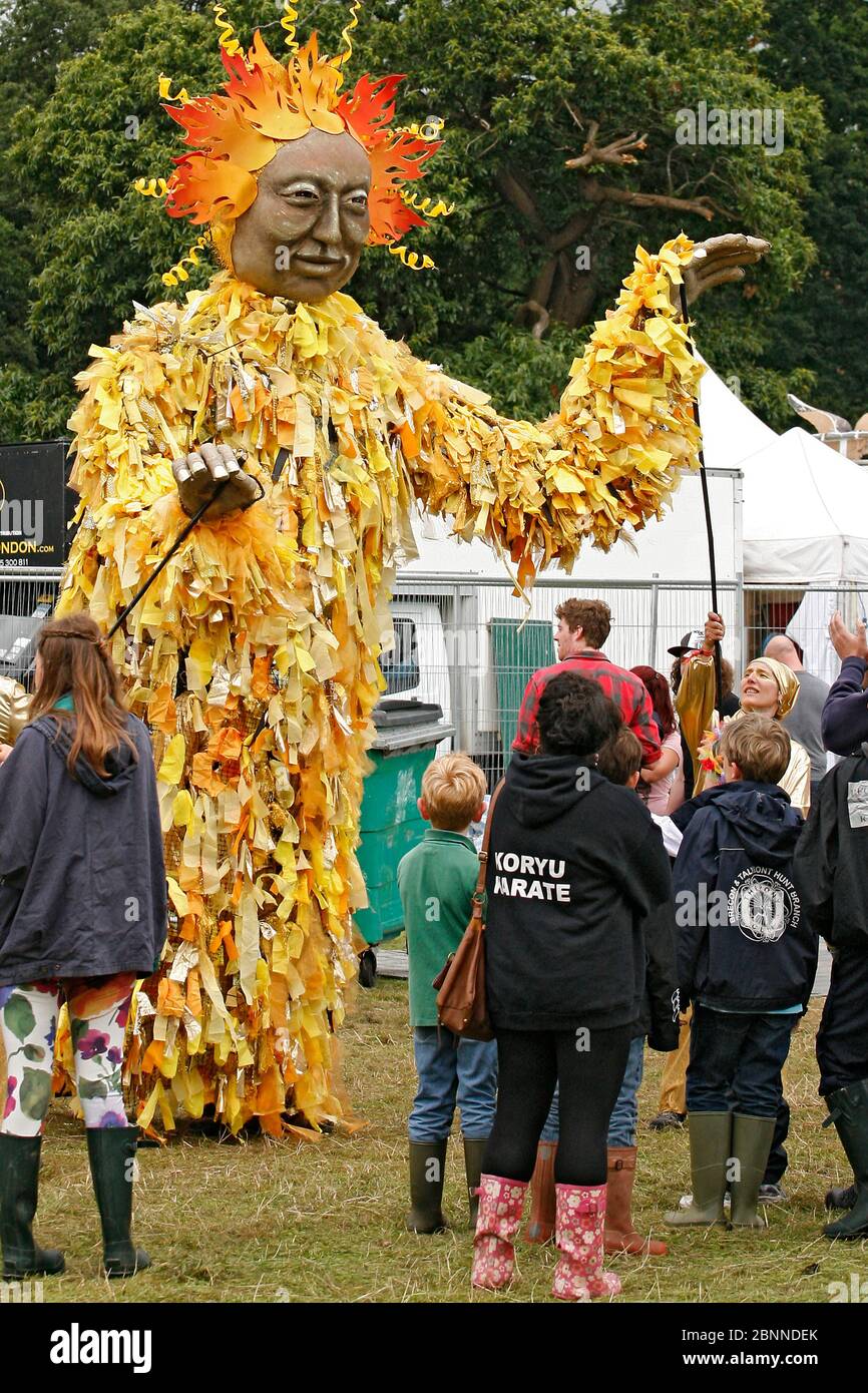 Greenman Festival, Crickhowell, stellte eine riesige Puppenskulptur der Sonne am Greenman, am 18. August auf dem Glan Usk Estate Crickhowell, Po Stockfoto