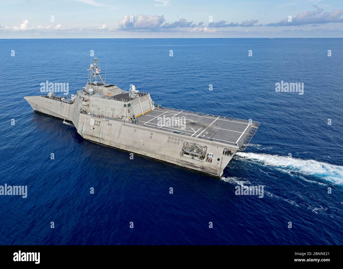 Das US Navy Independence-Variante Littoral Combat Ship USS Gabrielle Giffords patrouilliert in der Nähe des panamaisch-flagged Bohrschiffes, West Capella, das von chinesischen Truppen für Bohrungen in umstrittenen Gewässern am 13. Mai 2020 im Südchinesischen Meer schikaniert wurde. Stockfoto
