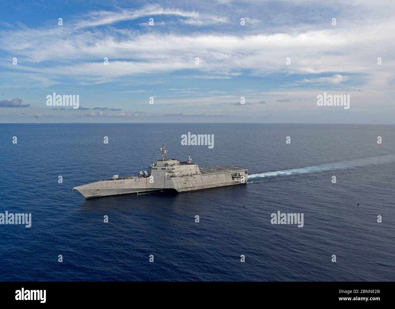 Das US Navy Independence-Variante Littoral Combat Ship USS Gabrielle Giffords patrouilliert in der Nähe des panamaisch-flagged Bohrschiffes, West Capella, das von chinesischen Truppen für Bohrungen in umstrittenen Gewässern am 13. Mai 2020 im Südchinesischen Meer schikaniert wurde. Stockfoto