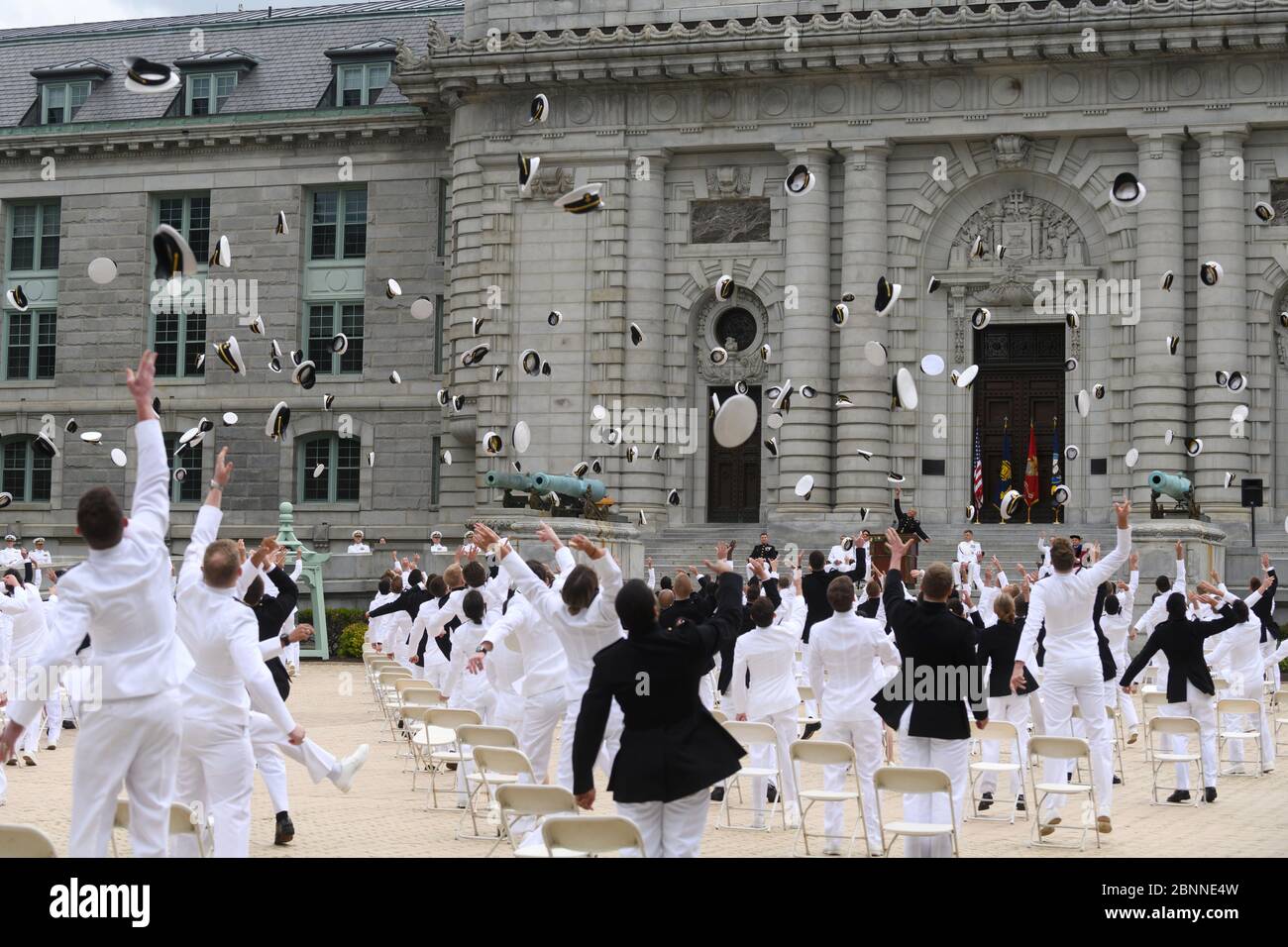 Absolventen der US Naval Academy werfen ihre Hüte nach der Graduierung und Inbetriebnahme 2020 unter COVID-19, Coronavirus Pandemie Social Distancing Rules 12. Mai 2020 in Annapolis, Maryland, in die Luft. Rund 1,000 Midshipmen werden während fünf Veranstaltungen und einer virtuellen Zeremonie ihren Abschluss machen und sich einvereidigt. Stockfoto