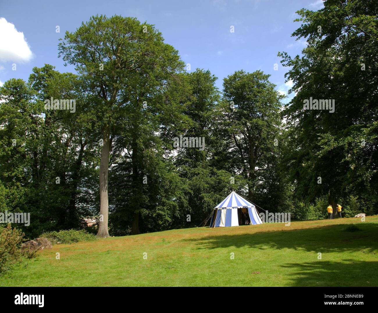Ein blau-weißes Zelt im Ampthill Park – zum Start des National Capability Brown Tercentenary Festival 2016! Stockfoto
