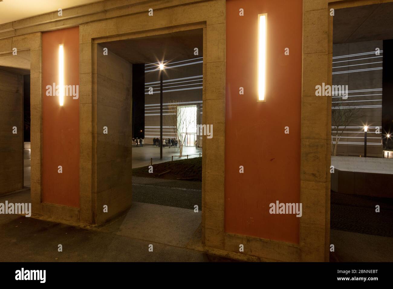 Thüringer Landesamt, Bauhaus Museum, Arkaden, blaue Stunde, Abend, Weimar, Thüringen, Deutschland, Stockfoto