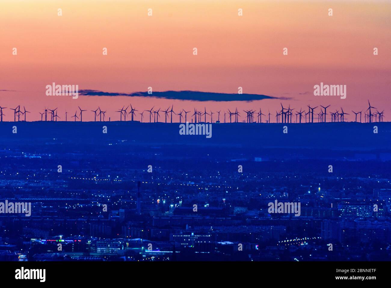 Wien, Windturbinen in Marchfeld, Sonnenaufgang, Österreich Stockfoto