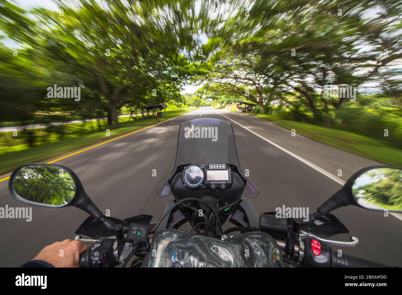 Blick hinter die Griffstange eines fahrenden Motorrades, Pereira Stockfoto