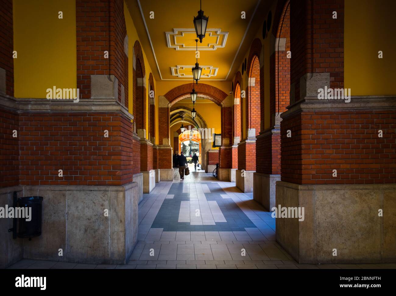 Budapest, Ungarn, März 2020, Blick auf die Außenallee des Vordereingangs der zentralen Markthalle Stockfoto