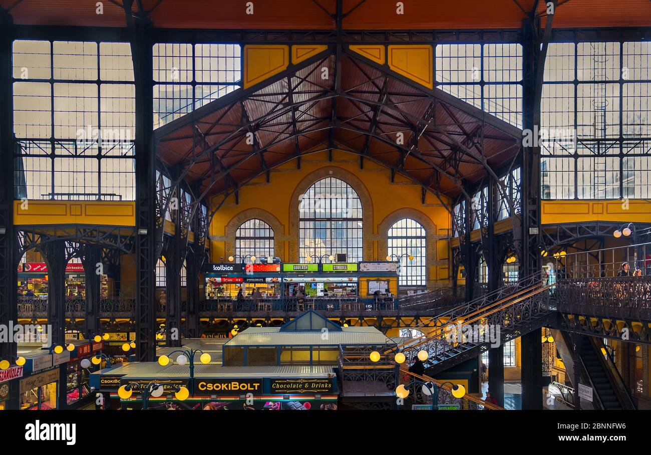 Budapest, Ungarn, März 2020, Innenansicht der zentralen Markthalle vom ersten Stock Stockfoto